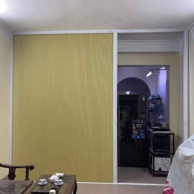 Vách Ngăn Bếp Và Phòng Khách Băng Rèm Tổ Ong